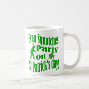 Taza De Café Hasta fiesta de Squatches en el Día de San Patrici