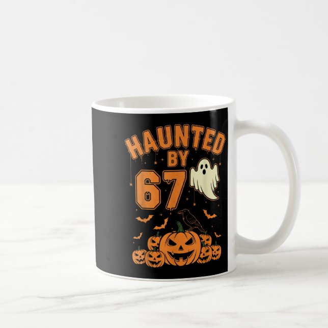 Taza De Café Haunted By 67 – Funny Ghost And Pumpkin Halloween  (Derecha)