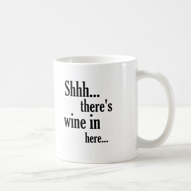 Taza De Café Hay cita divertida del vino adentro aquí - (Derecha)