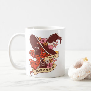 Taza De Café Hay magia en toda la Halloween de nosotros