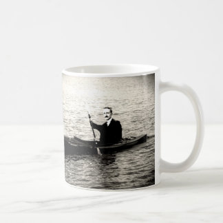 Taza De Café Hayek en un kajak
