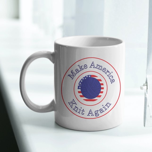Taza De Café Haz que Estados Unidos tenga un divertido azul bla (A funny mug that says Make America Knit Again featuring a ball of yarn)