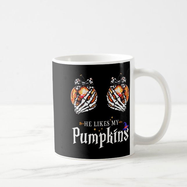 Taza De Café He Likes My Pumpkins Skeleton Hand Halloween Coupl (Derecha)