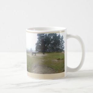 Taza De Café Heathland con niebla y barca Panorámica Mug
