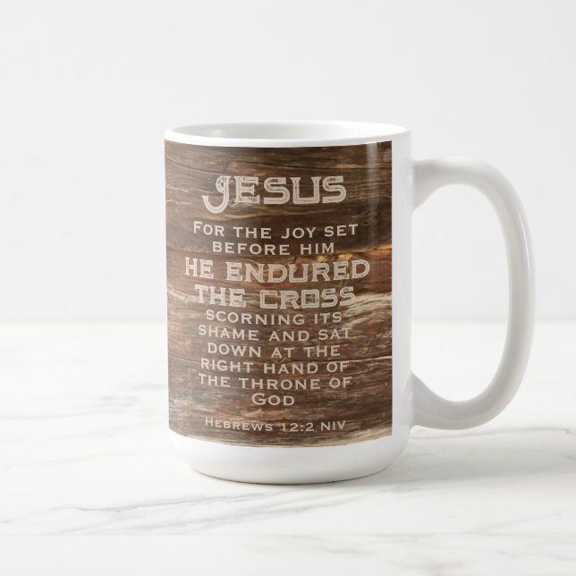 Taza De Café Hebreos 12:2 Biblia versus Monograma de Madera Rús (Derecha)