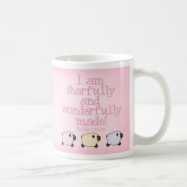 Taza De Café Hecho temeroso y maravillosamente - rosa