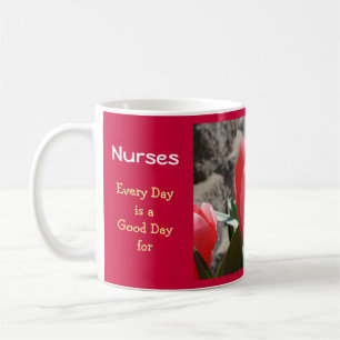 Taza De Café Hechos de los tulipanes de las enfermeras buenos