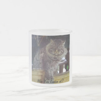 Taza de café helada gato enojado