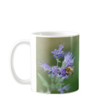 Hermosa abeja con flor azul