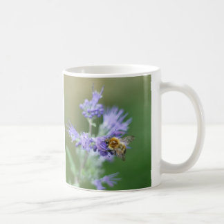Taza De Café Hermosa abeja con flor azul