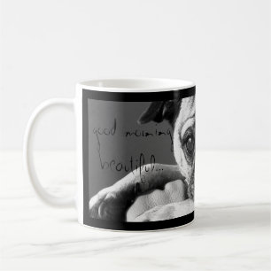 Taza de café hermosa de la buena mañana con el