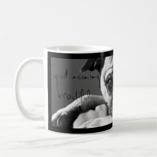 Taza de café hermosa de la buena mañana con el