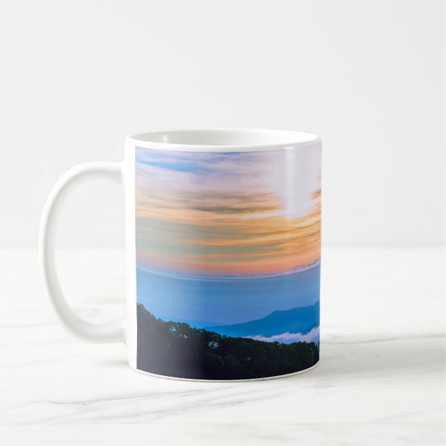 Taza De Café Hermosa escena de niebla con montañas (Izquierda)
