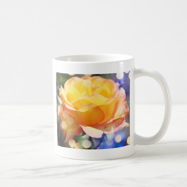 Taza De Café Hermosa flor de rosa amarilla. Fotografía floral. (Derecha)