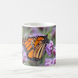 Taza De Café Hermosa mariposa en flores moradas