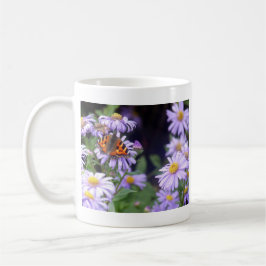 Taza De Café Hermosa Mariposa En Las Flores