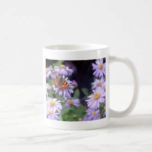Taza De Café Hermosa Mariposa En Las Flores