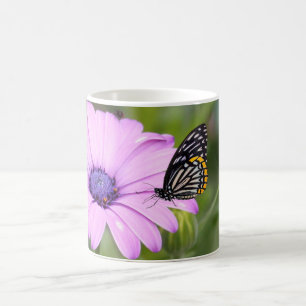 Taza De Café Hermosa mariposa en una flor rosa, con un amigo