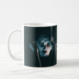 Taza De Café Hermosa mujer pensante. texto de personalizable en