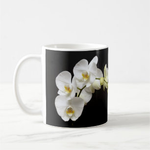 Taza De Café Hermosa orquídea blanca con fondo negro
