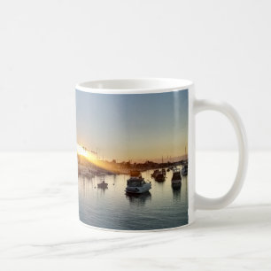 Taza De Café Hermosa puesta de sol en el puerto de la isla Balb
