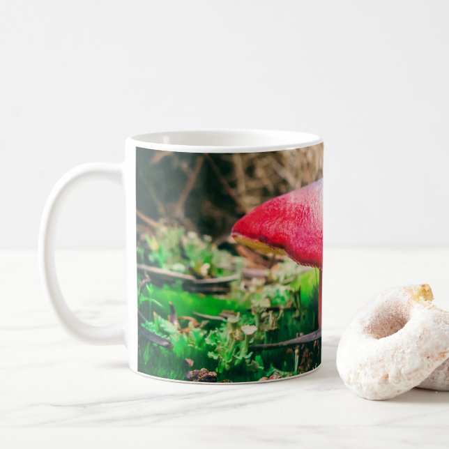 Taza De Café Hermosa seta silvestre en un campo otoñal (Con donut)