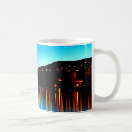 Taza De Café Hermosa y colorida puesta de sol en el puente Gold