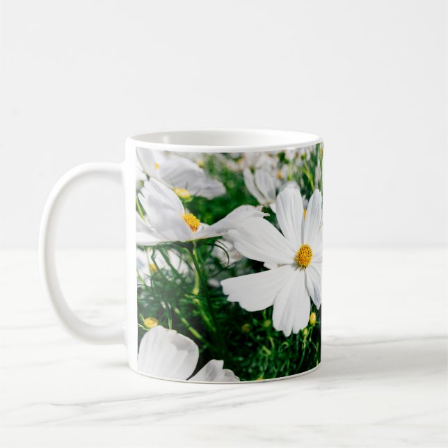 Taza De Café Hermosas flores de cosmos blancos floreciendo en l (Izquierda)