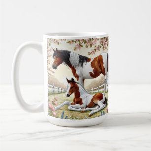 Taza De Café Hermoso caballo y tonto en un huerto floreciente