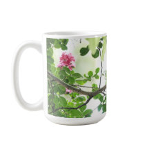 Hermoso cardenal en el árbol de mirto crepe,