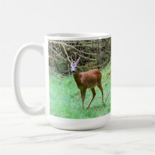 Taza De Café Hermoso ciervo con cornamenta en hábitat de bosque