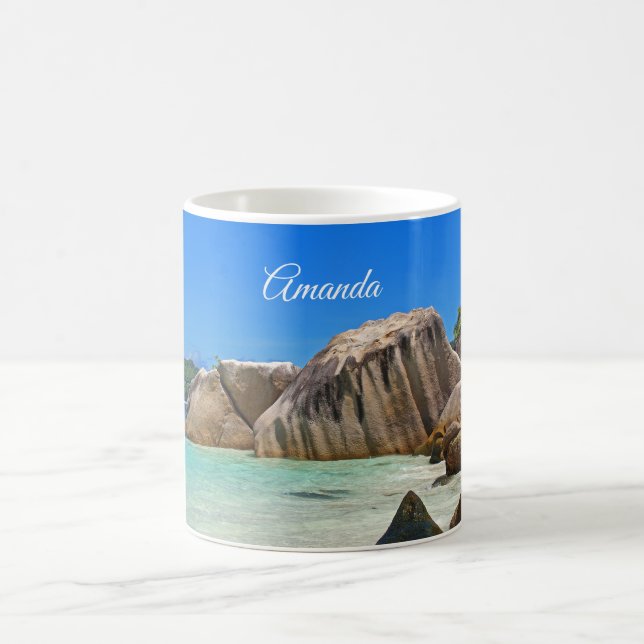 Taza De Café Hermoso mar tropical con costa cubierta de roca (Centro)