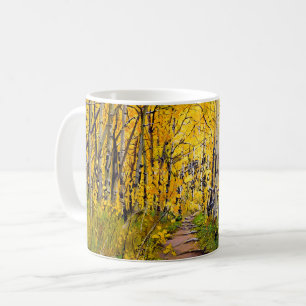 Taza De Café Hermoso sendero otoñal escénico en el arboleda de