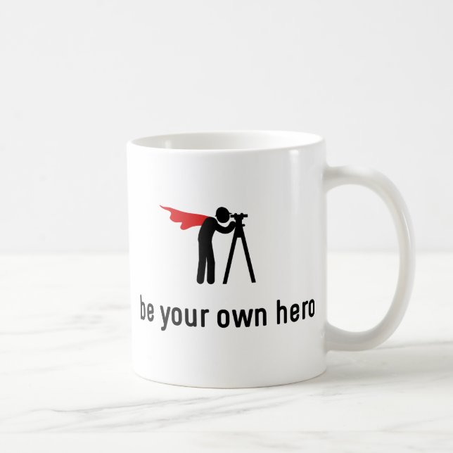 Taza De Café Héroe que examina de la tierra (Derecha)