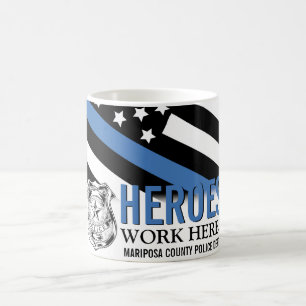 Taza De Café Héroes de la policía trabajan aquí Bandera esta