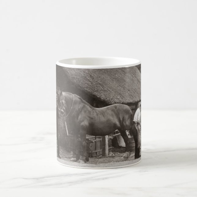 Taza De Café Herrero del pueblo que calza un caballo (Centro)