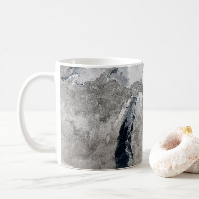Taza De Café Hielo En Los Grandes Lagos, Estados Unidos. (Con donut)