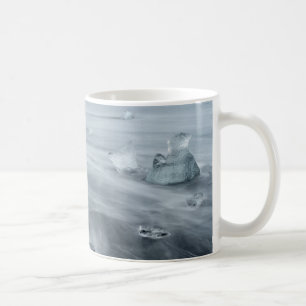 Taza De Café Hielo y agua en una playa, tierra firme