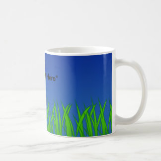 Taza De Café Hierba verde contra el cielo azul claro