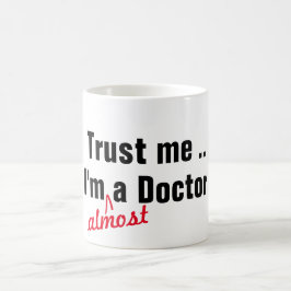 Taza De Café Hip créeme soy casi médica de juego de palabras