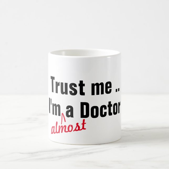Taza De Café Hip créeme soy casi médica de juego de palabras (Centro)