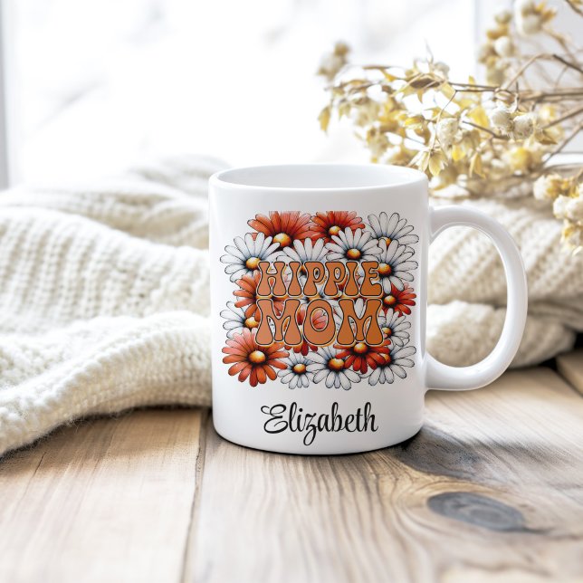 Taza De Café Hippie Mom Custom Name Retro Daisy Wildflowers (Hippie Mom Custom Name Retro Daisy Wildflowers Coffee Mug on a neutral cozy wooden table.)