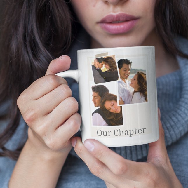 Taza De Café Historia enmarcada y en capas (“Storytelling coffee mug with overlapping framed photos, taped effect, and serif title ‘Our Chapter.)