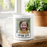 Taza De Café Hito de cosecha de vintage Foto Keepsake cumpleaño<br><div class="desc">Celebra los momentos especiales de la vida con nuestro Fantasmo de cumpleaños Vintage Coffee Mug! Esta encantadora taza presenta un diseño clásico de época, personalizado con una foto memorable y una fecha hito. Fabricado con cerámica de alta calidad, garantiza durabilidad y un agarre cómodo para tus bebidas calientes favoritas. Perfecto...</div>