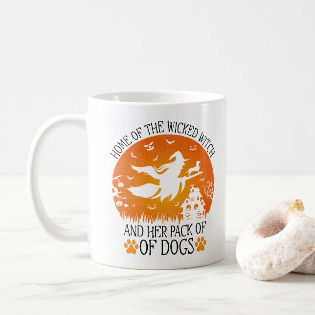 Taza De Café Hogar De La Bruja Malvada Y Su Manada De Perros Co (Con donut)