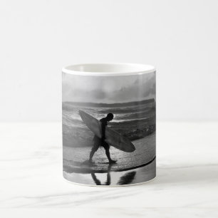Taza De Café Hogar de surfista hawaiano, blanco y negro"