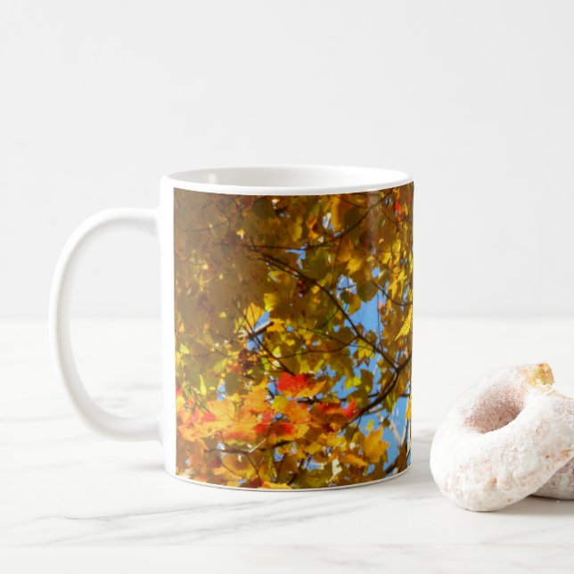 Taza De Café Hojas de arce amarillas y cielo azul (Con donut)