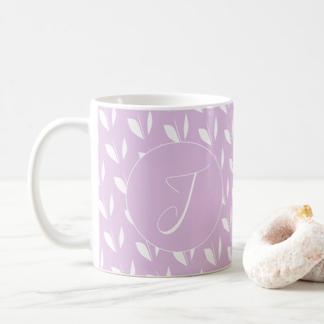 Taza De Café hojas de silueta blanca inicial personalizado púrp (Con donut)