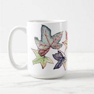 Taza De Café Hojas del árbol de goma en la caída