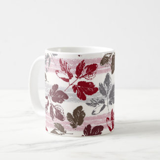 Taza De Café Hojas multicolores sobre un fondo rayado.